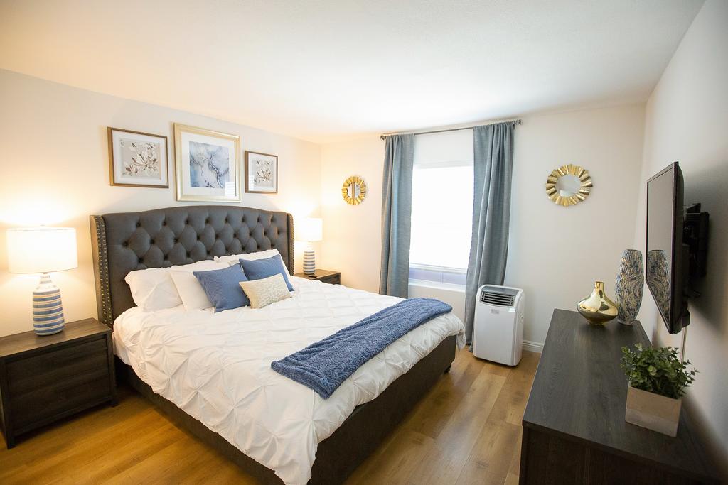 Big Balcony - Parking Spot - King Bed - Fast WiFi - thumb 3