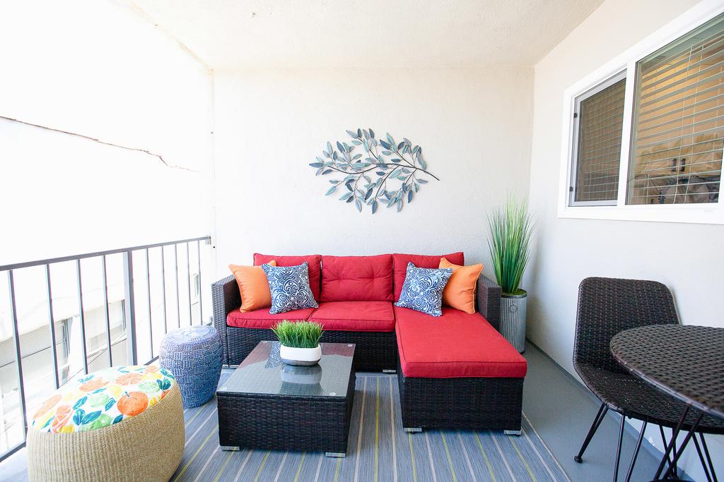 Big Balcony - Parking Spot - King Bed - Fast WiFi - thumb 1