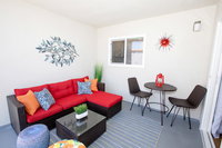 Big Balcony - Parking Spot - King Bed - Fast WiFi Tourism Bookings