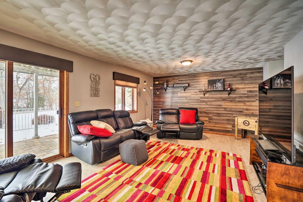 Big Green Getaway With Lake Views And Large Deck - thumb 2