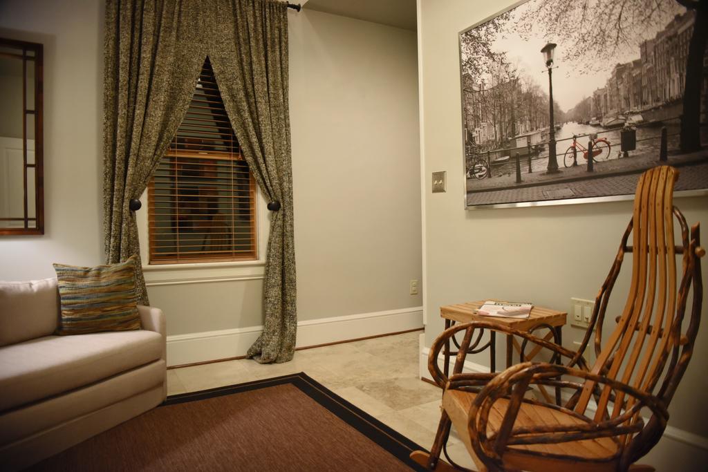 Black Lantern Inn - thumb 1