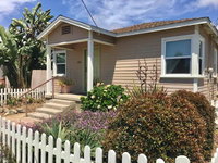 Blocks to beach Cozy cottage w/ courtyard-patio. USA Accommodation
