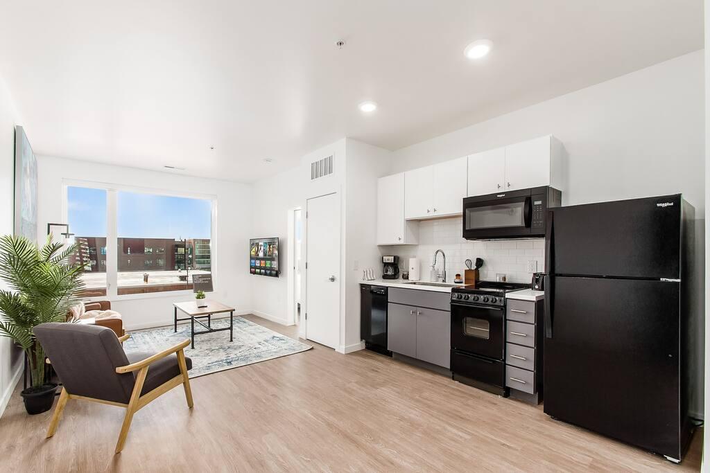 BRAND NEW LUXURY ONE BEDROOM APT I GYM + FREE PARK - thumb 2