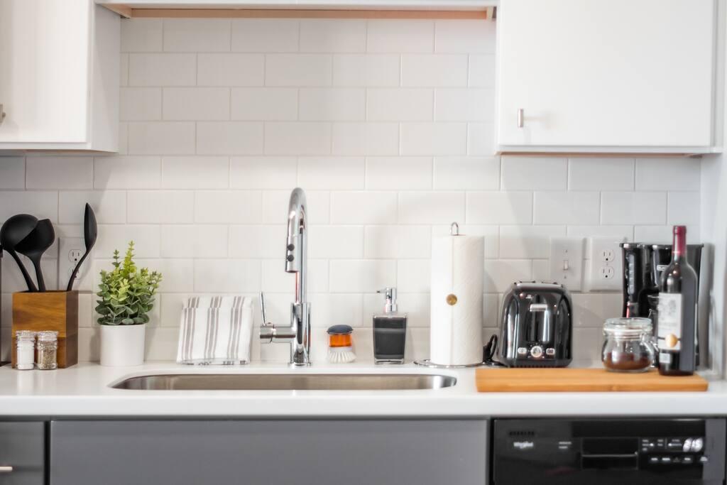 BRAND NEW LUXURY ONE BEDROOM APT I GYM + FREE PARK - thumb 1