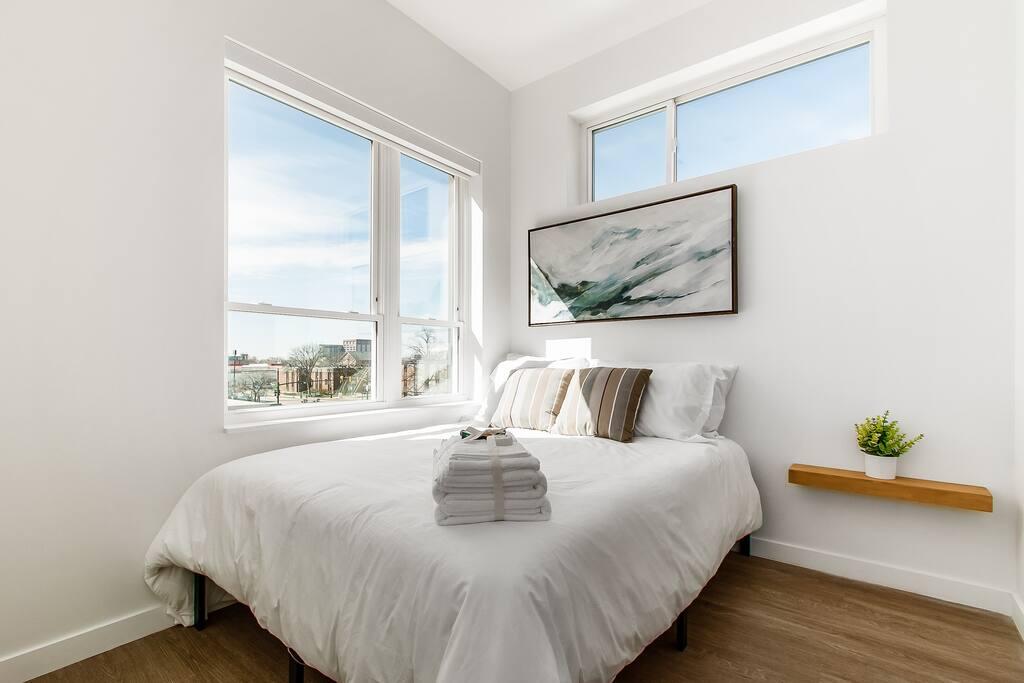 BRAND NEW LUXURY ONE BEDROOM APT I GYM + FREE PARK - thumb 0