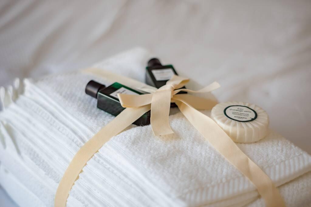 BRAND NEW LUXURY ONE BEDROOM APT I GYM + FREE PARK - thumb 3