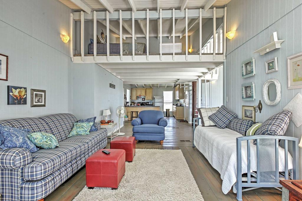 Bright Home With Ocean Views And Deck - Walk To Beach! - thumb 2