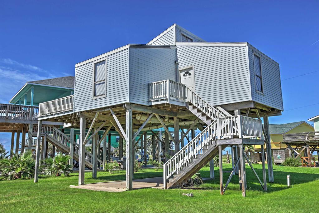 Bright Home With Ocean Views And Deck - Walk To Beach! - thumb 0