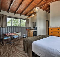 Burkesville Apt with Deck Views and Pool Access - Hotels Santiago