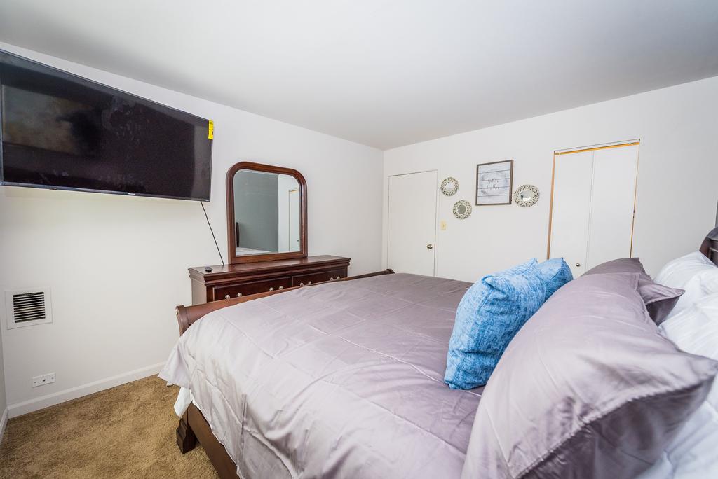 Business Select, Mins From Airport, Fast WiFi, Insurance Friendly, Spacious 1BR - thumb 3