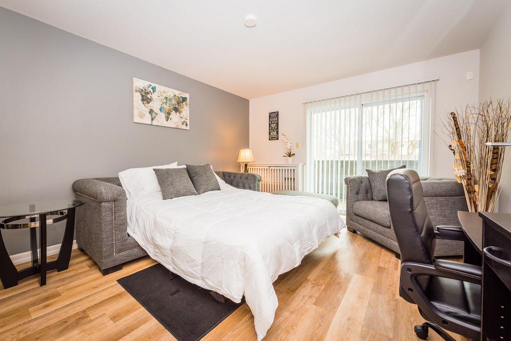 Business Select, Mins From Airport, Fast WiFi, Insurance Friendly, Spacious 1BR - thumb 2