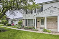 Busse Woods Townhome Retreat in Elk Grove Village Tourism Bookings