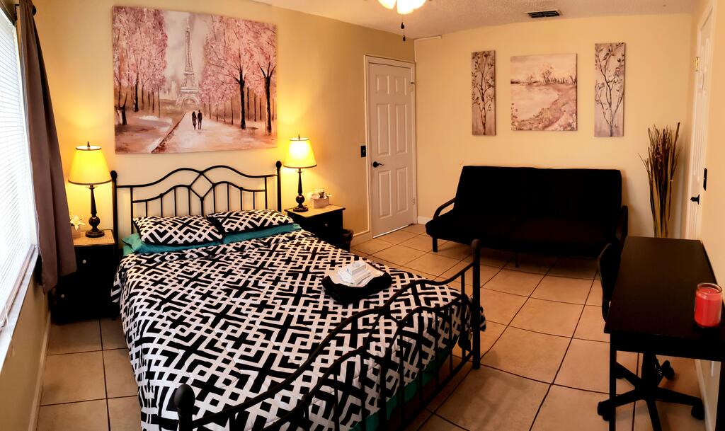 C Private Master Bed/Bath - thumb 0