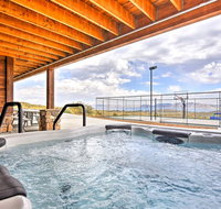Cabin with Beach Access, Sport Court, Hot Tub & View - Students Accommodation