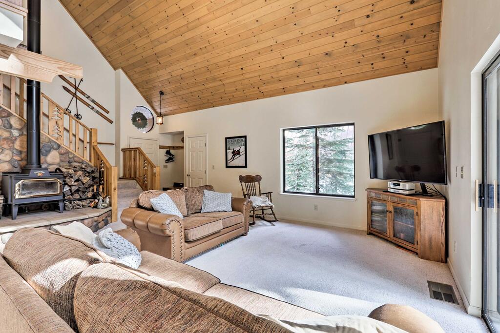 Cabin With Deck - 4 Mi To Soda Springs Mountain! - thumb 3