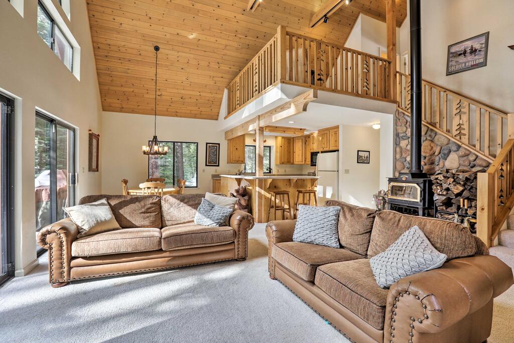 Cabin With Deck - 4 Mi To Soda Springs Mountain! - thumb 1