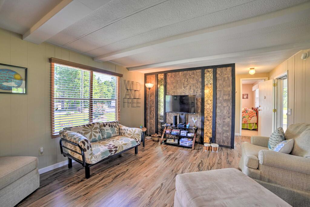 Cabin With Deck - Walk To Waterfront And Marina! - thumb 3