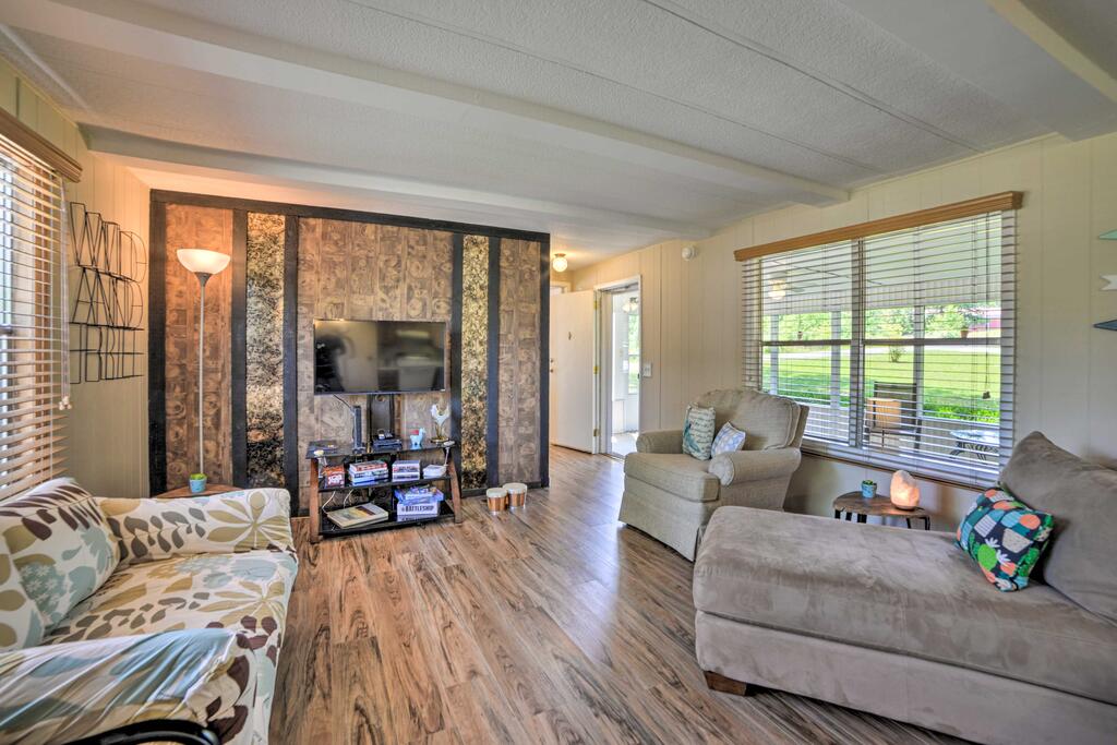 Cabin With Deck - Walk To Waterfront And Marina! - thumb 2