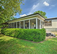 Cabin with Deck - Walk to Waterfront and Marina - Tourism Bookings