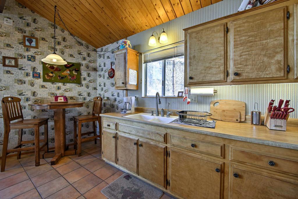 Cabin With Mtn Views & Deck, 5 Min To Arrowbear Lake! - thumb 0