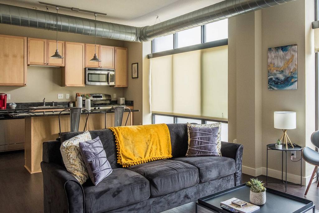 Calm And Bright 1BR Apt Near Downtown - thumb 0
