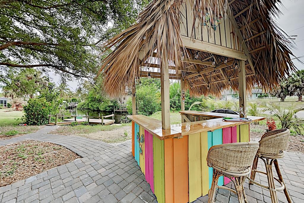 Canal-Front Getaway W/ Lanai, Dock & Kayaks Home - thumb 0