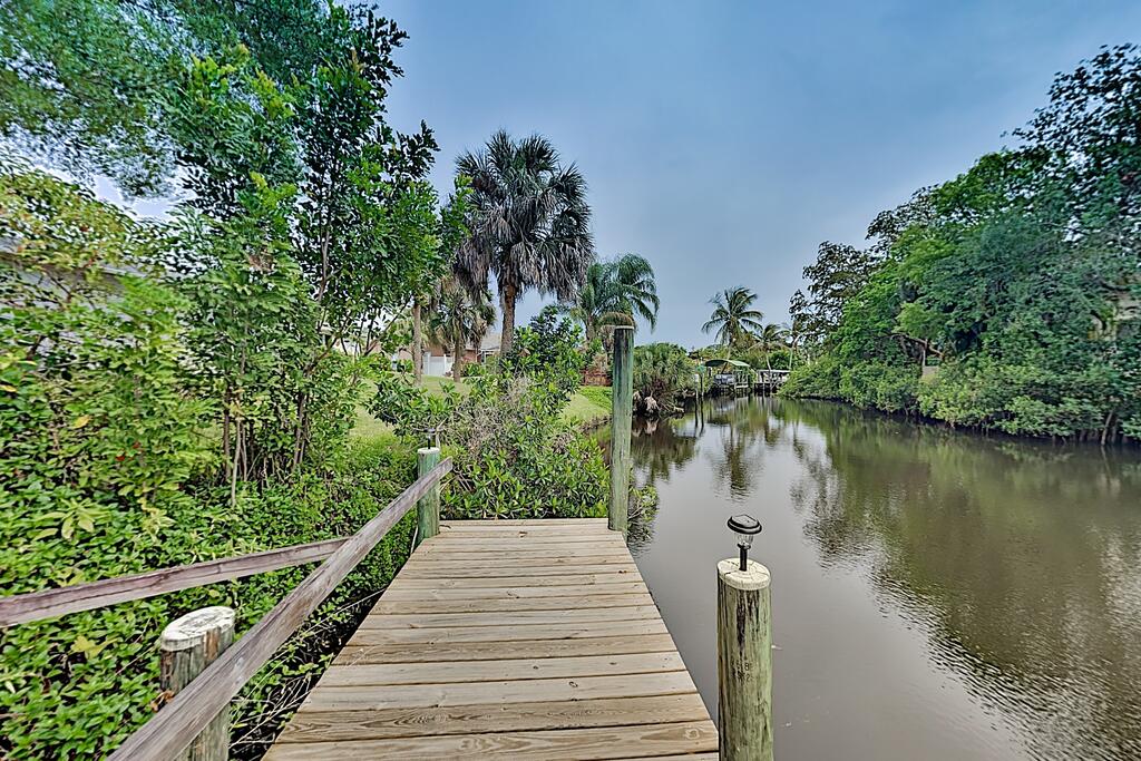 Canal-Front Getaway W/ Lanai, Dock & Kayaks Home - thumb 1