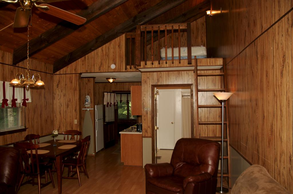 Carolina Landing Camping Resort Luxury Cabin 7 - thumb 3