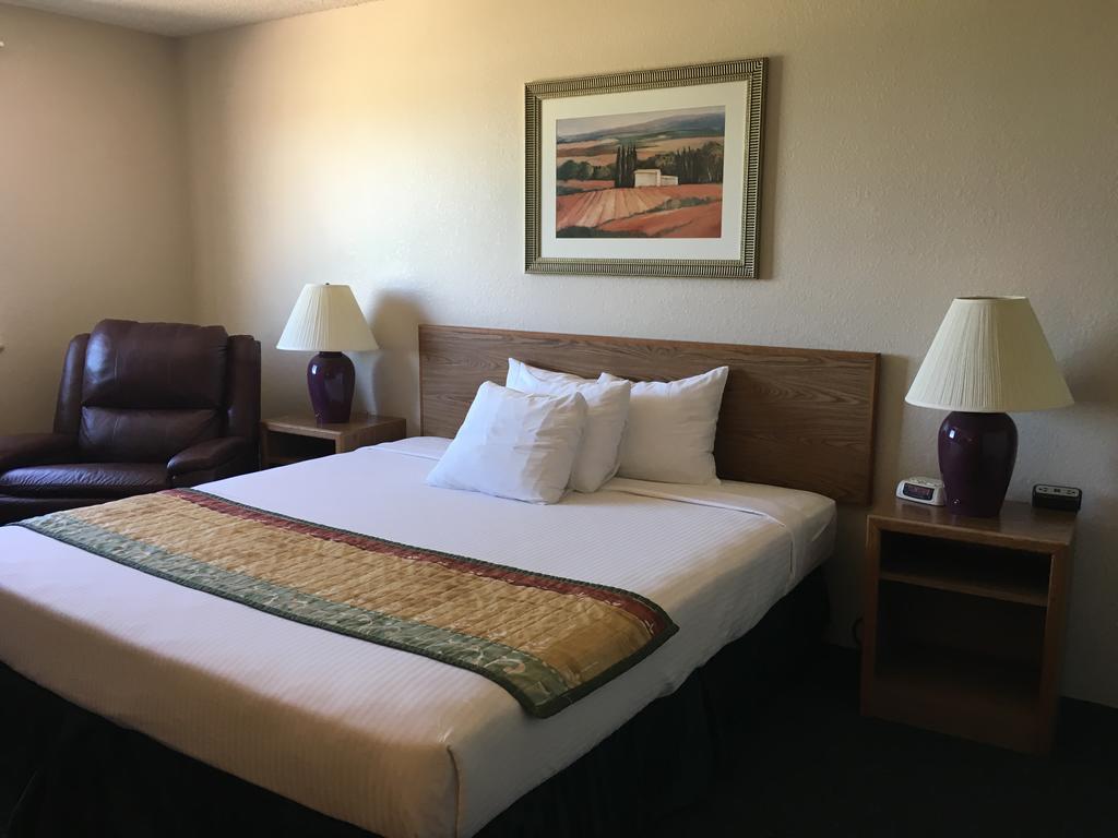 Cassville Four Seasons Inn & Suites - thumb 1