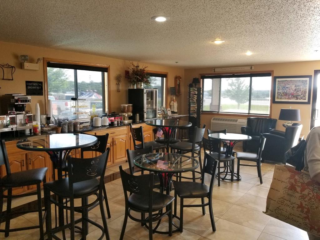 Cassville Four Seasons Inn & Suites - thumb 3