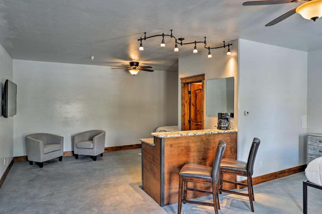 Central Lava Hot Springs Studio With Deck And Views! - thumb 3