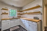 Centrally Located Hot Springs Home with Deck Hotels Santiago