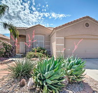 Chandler Home w/Pool & Hot Tub, Mins to I-10! - Students Accommodation