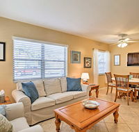 Charming 2BR Lake Worth Condo Steps from the Water - Students Accommodation