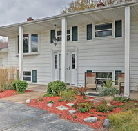 Charming Bay City House with Deck Walk to Lake Huron - Tourism Bookings