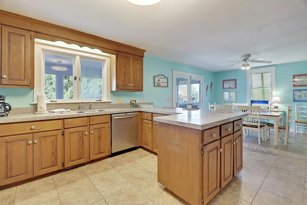 Charming Beach Home W/ Balconies & Lush Yard Home - thumb 1