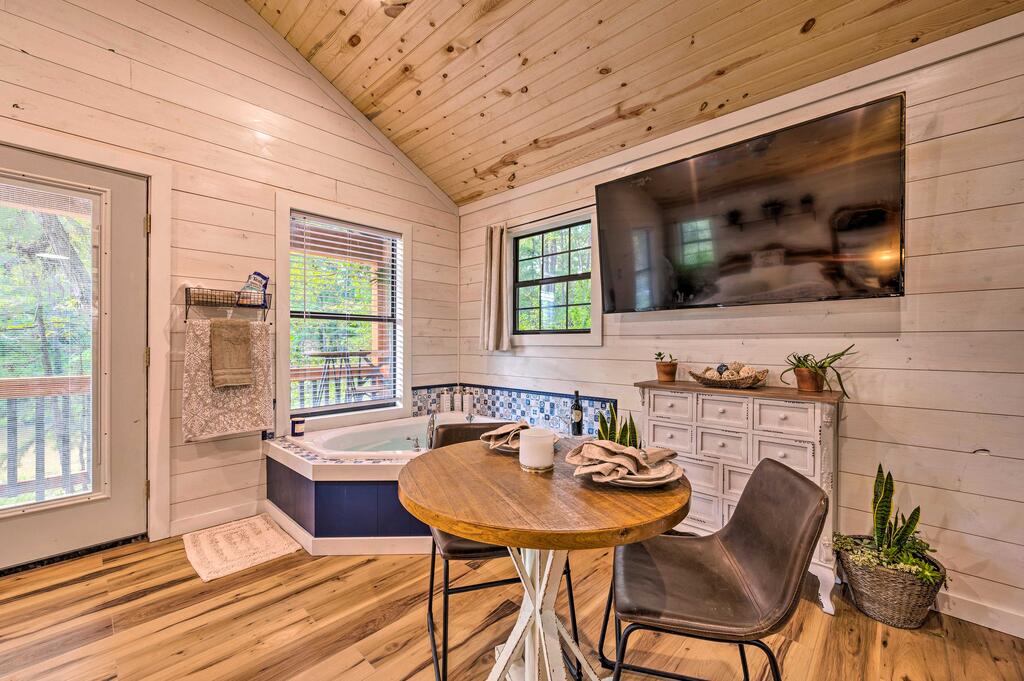 Charming Broken Bow Studio Cabin With Jacuzzi! - thumb 1