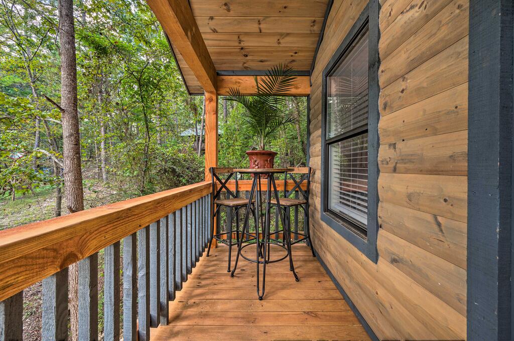 Charming Broken Bow Studio Cabin With Jacuzzi! - thumb 2