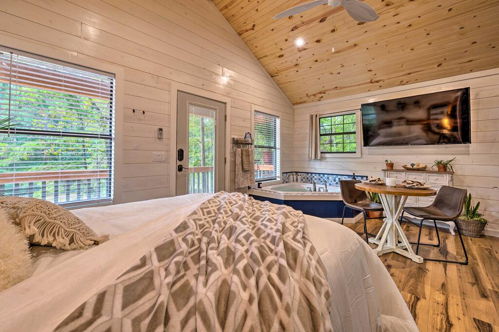 Charming Broken Bow Studio Cabin With Jacuzzi! - thumb 3