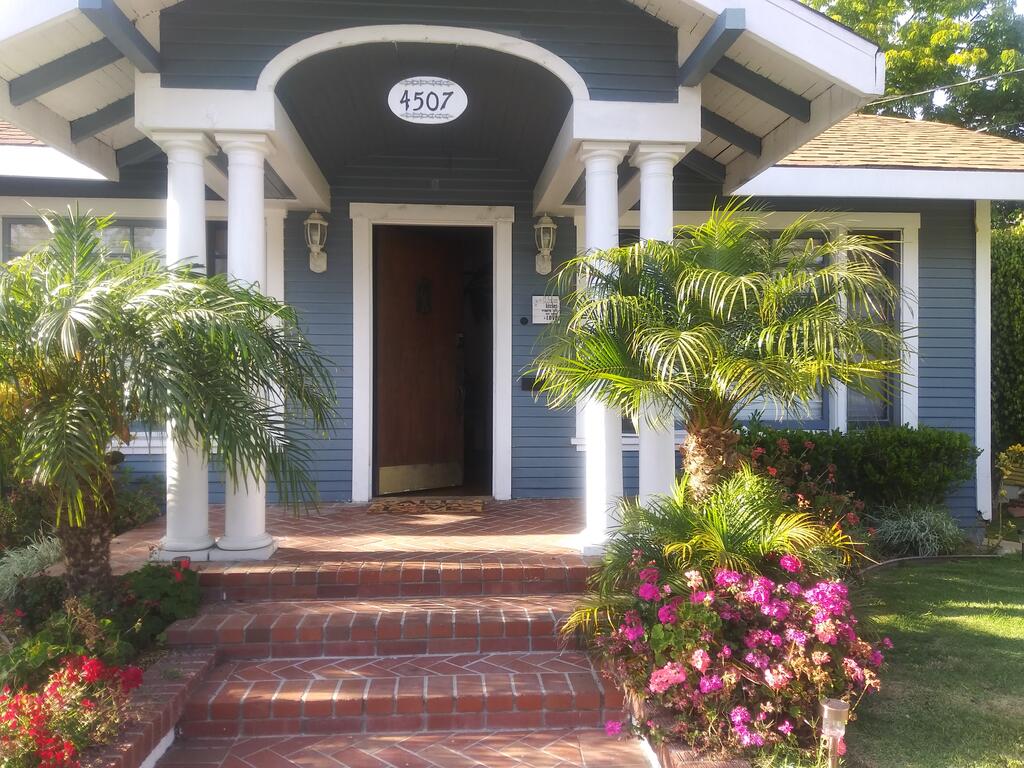 Charming Colonial Craftsman Cottage On Hillside - thumb 2