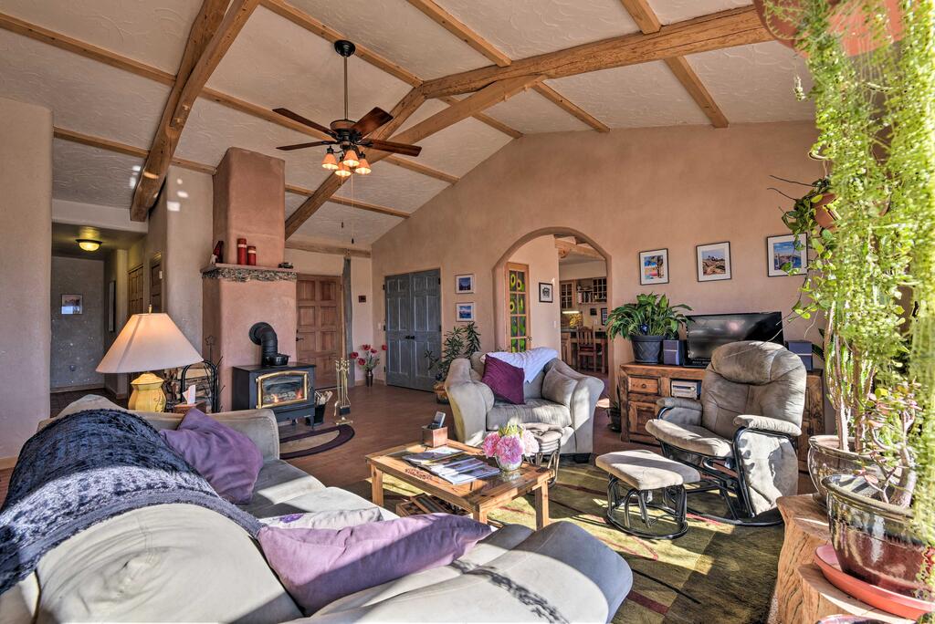 Charming Desert Hideaway 7.3 Miles From Taos! - thumb 3