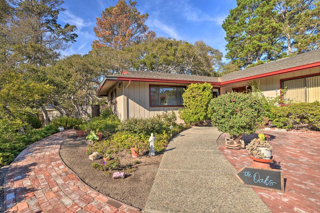 Charming Hill-View Bungalow Near Dtwn Carmel! - thumb 3