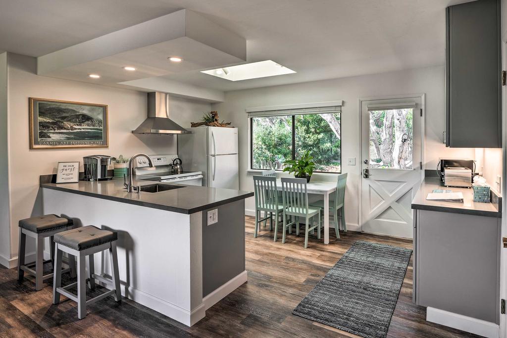 Charming Hill-View Bungalow Near Dtwn Carmel! - thumb 1