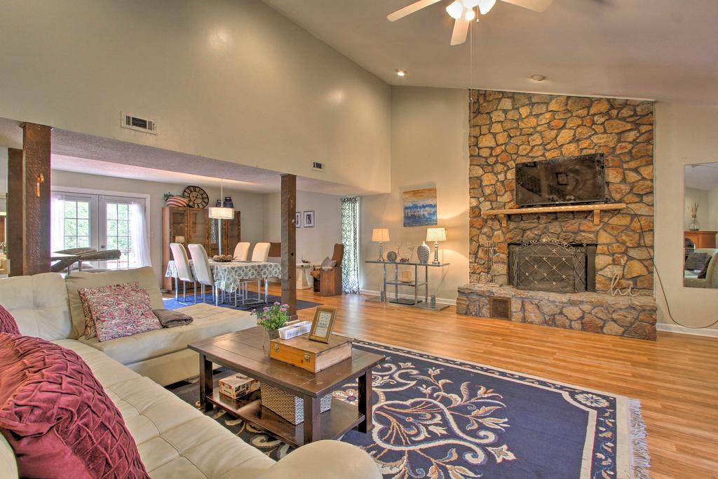 Charming Home With Deck And Wooded Views - 3 Mi To TU! - thumb 3