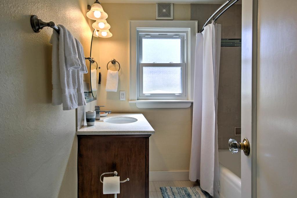 Charming Home With Yard - 5 Mins To Downtown Salem! - thumb 1