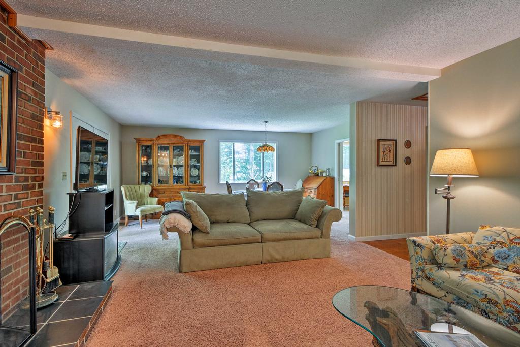 Charming Lakefront Escape With Deck And Private Dock! - thumb 3