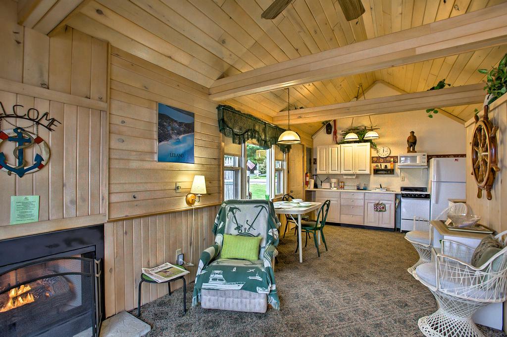 Charming Nautical Cottage On Little Traverse Lake! - thumb 3