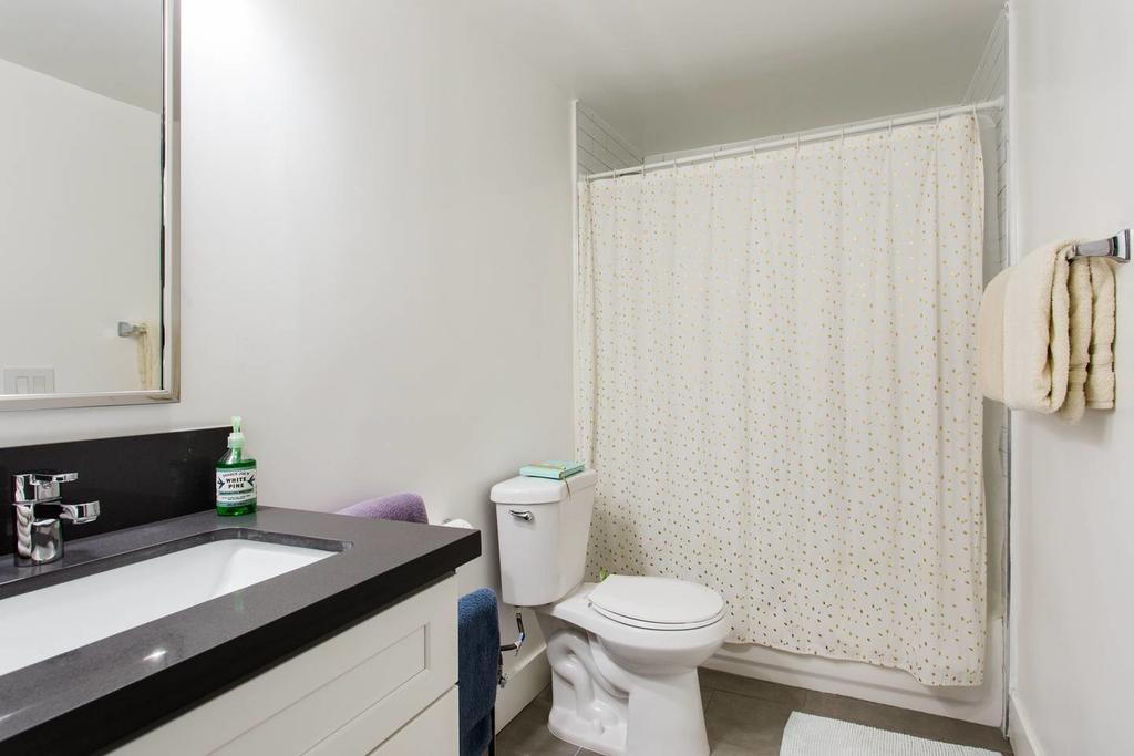 Chic & Comfortable Art & Design Apartments Near LAX & Beaches - thumb 2