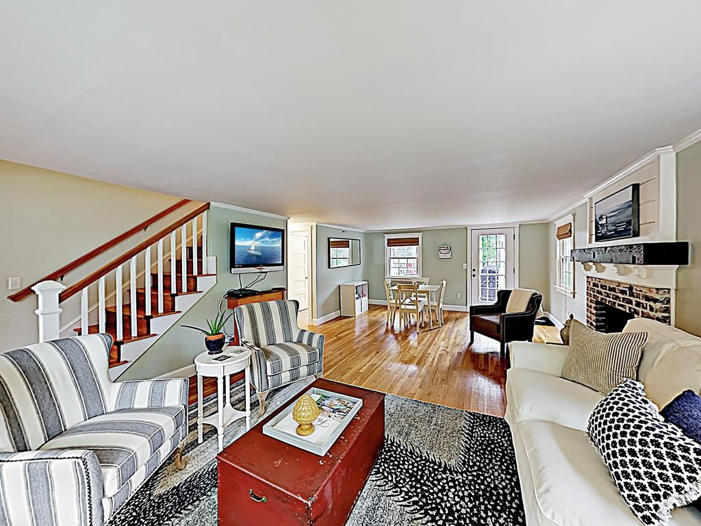 Chic Coastal Home W/ Large Backyard, Near Beach Home - thumb 0