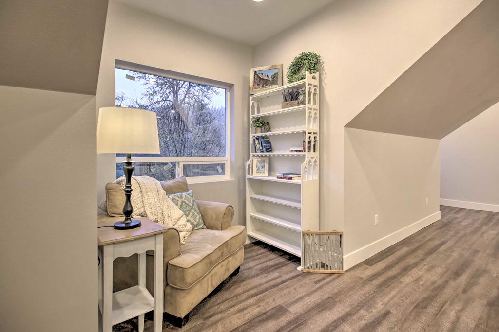 Chic Farmhouse With Creek In Heart Of Wine Country! - thumb 3